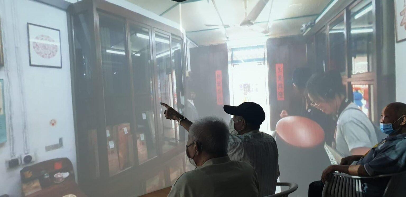 Seniors-Engaging-in-Tour-during-Immersive-Room-Experience-1536x746.jpeg
